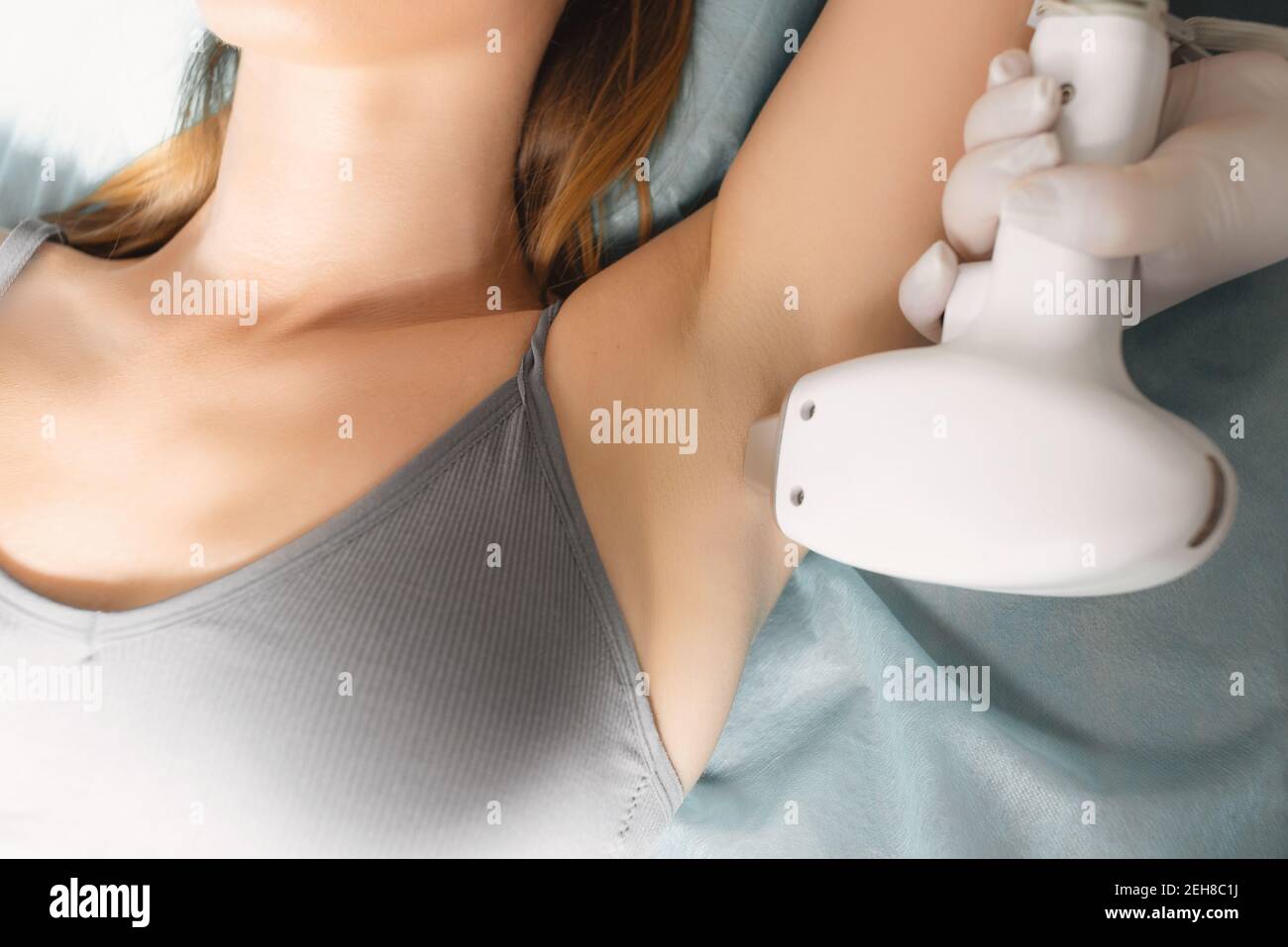 Épilation au laser, gros plan de l'épilation des aisselles. Soins du corps. Épilation laser sous les bras. Traitement d'épilation au laser dans une clinique de beauté cosmétique. Cheveux Banque D'Images