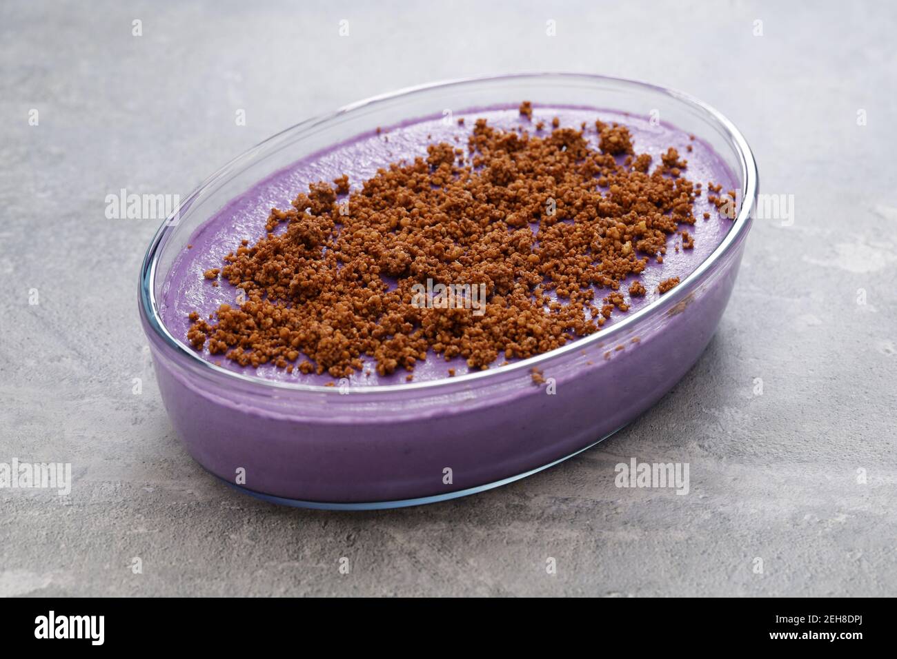 halaya de lube fait maison (confiture d'igname pourpre) surmontée de latik, dessert philippin Banque D'Images