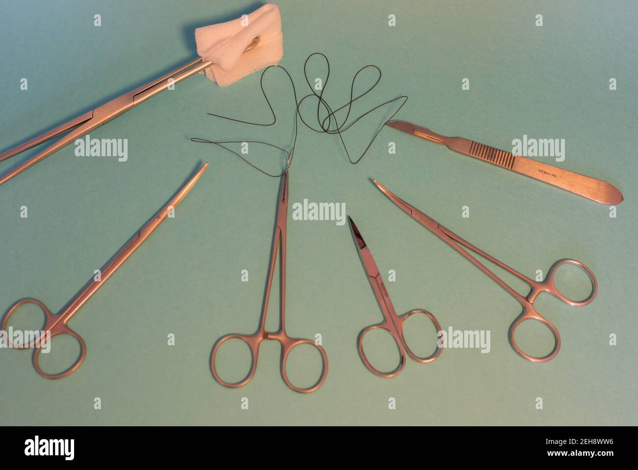 instruments pour la chirurgie dans le champ chirurgical vert Banque D'Images