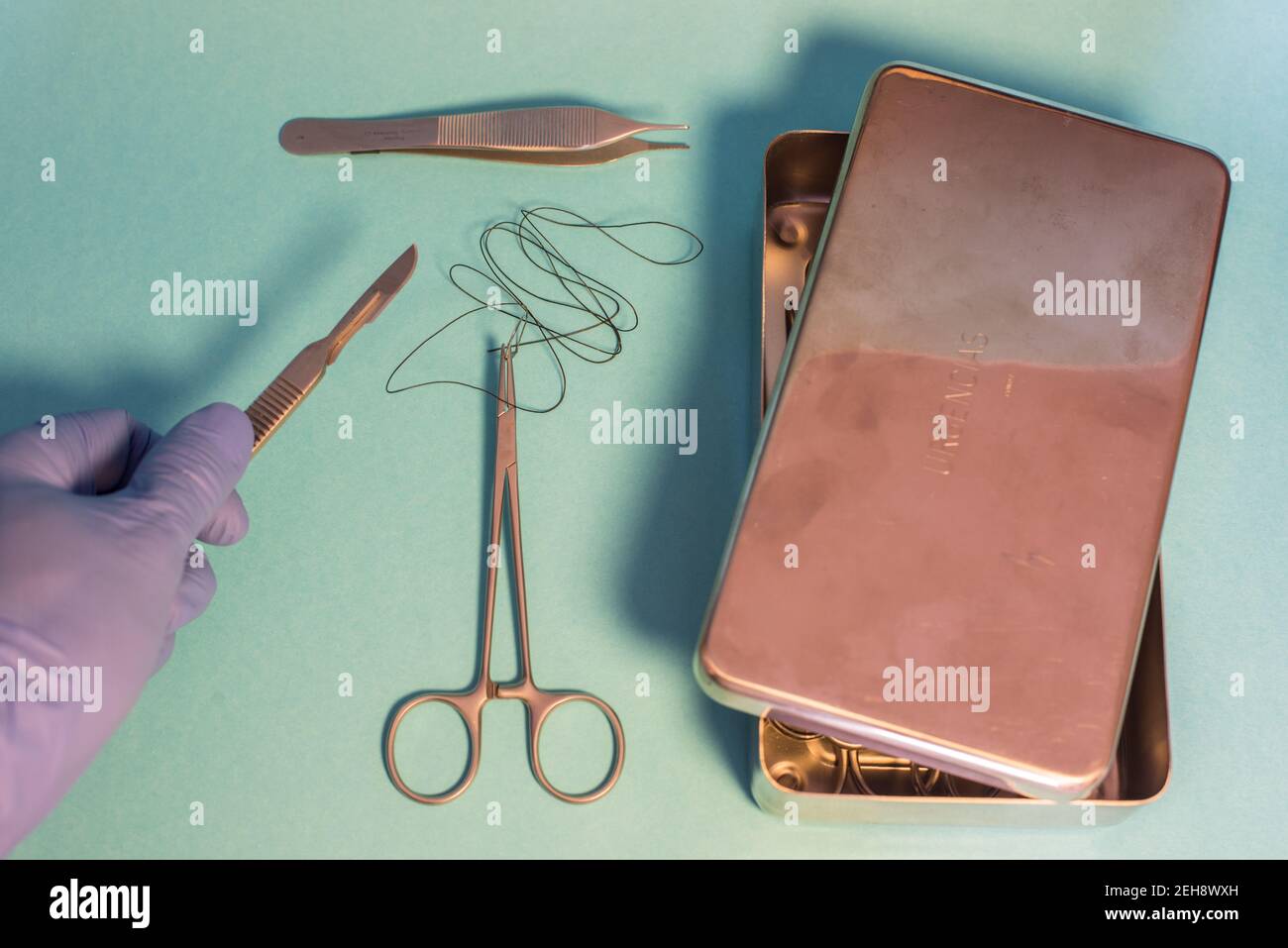 instruments pour la chirurgie dans le champ chirurgical vert Banque D'Images