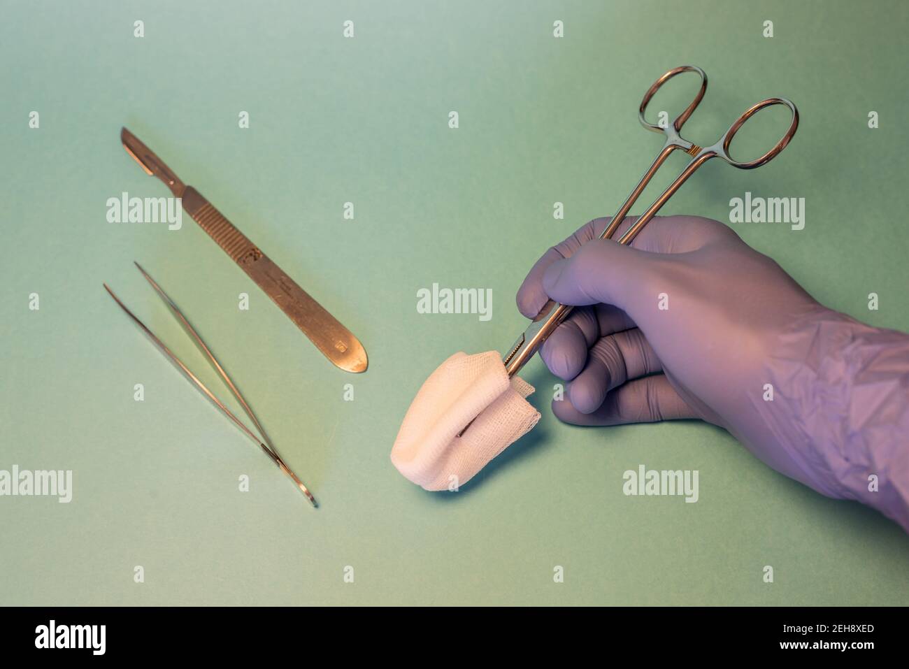 instruments pour la chirurgie dans le champ chirurgical vert Banque D'Images