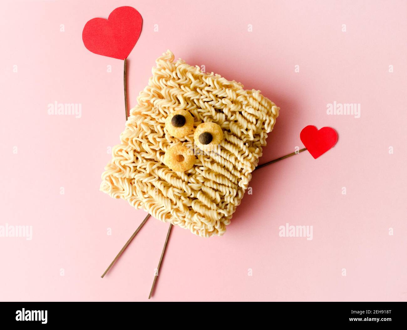 nouilles instantanées créatives et amusantes avec de la valentin sur fond rose Banque D'Images