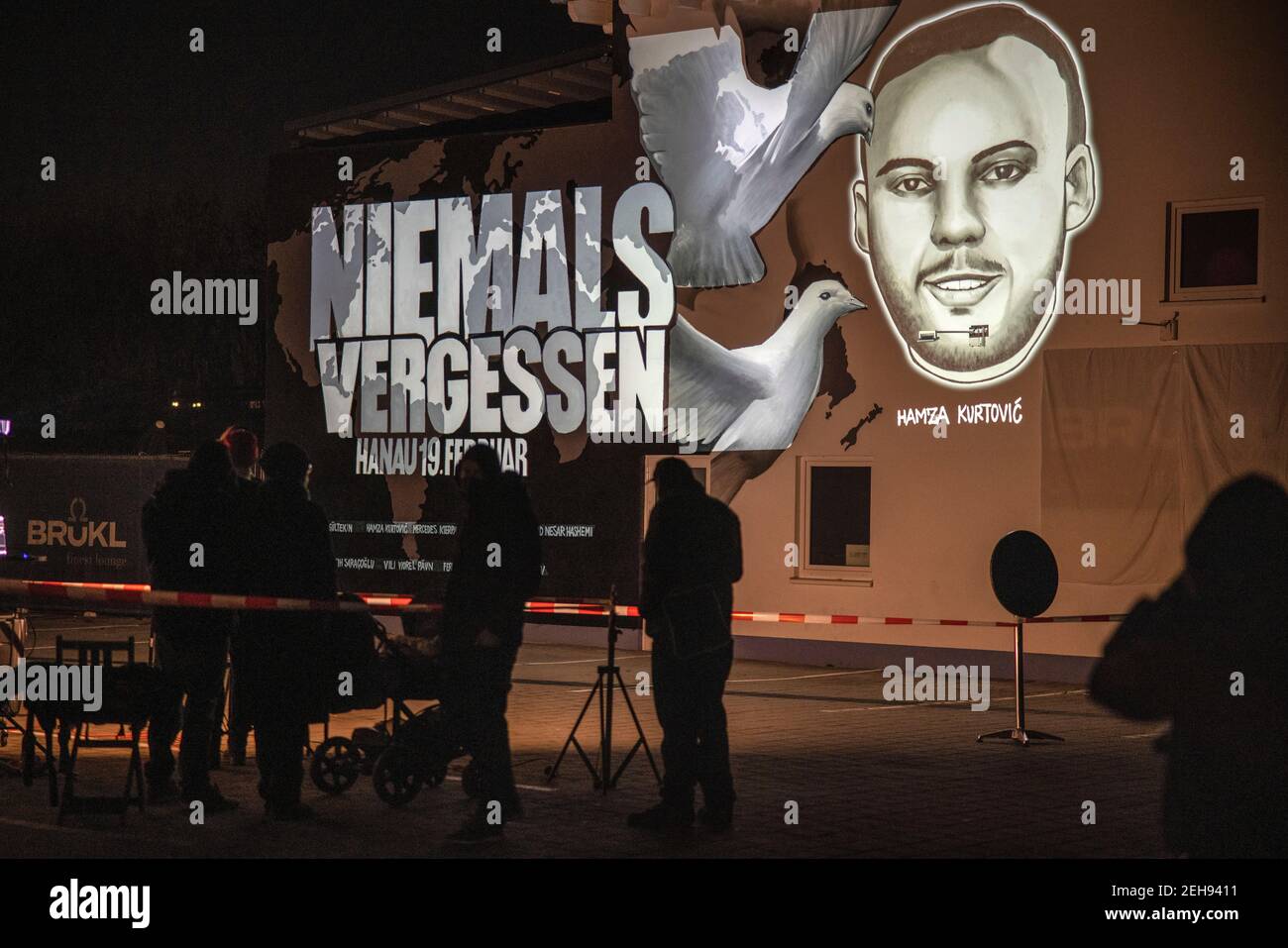 19 Fevrier 21 Hessen Bruchkobel Devant Un Bar A Chicha A Bruchkobel Pres De Hanau Un Groupe De Personnes Se Sont Rassemblees Pour Commemorer Le Meurtre Raciste A L Anniversaire De L Attentat A