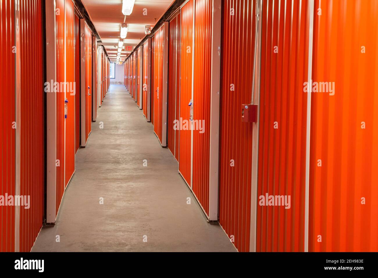 Intérieur orange des unités de rangement dans un mini-compartiment fermé entrepôt Banque D'Images