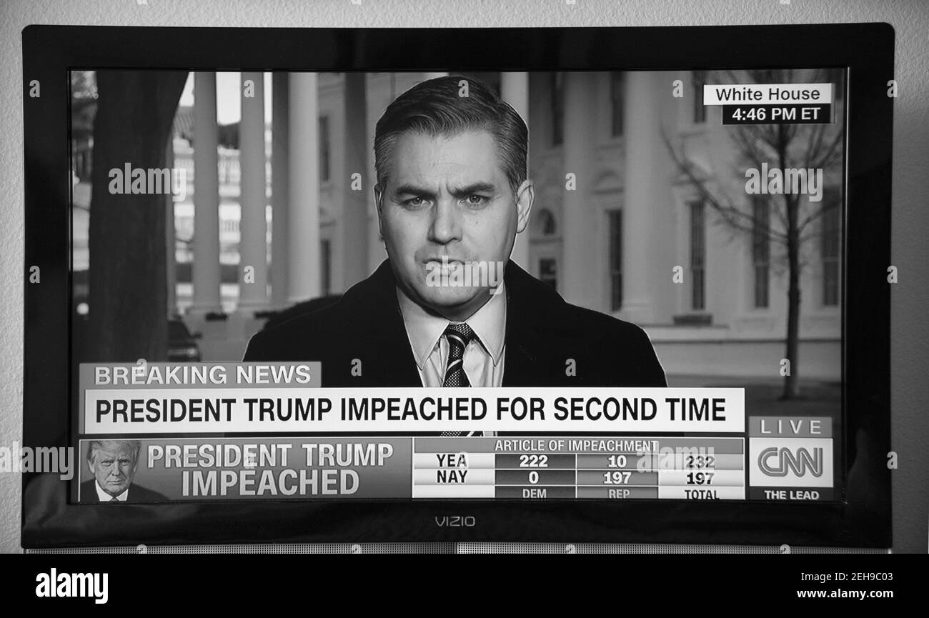 Une capture d'écran de CNN du correspondant Jim Acosta annonçant que le président Donald Trump a été destitué pour la deuxième fois. Banque D'Images