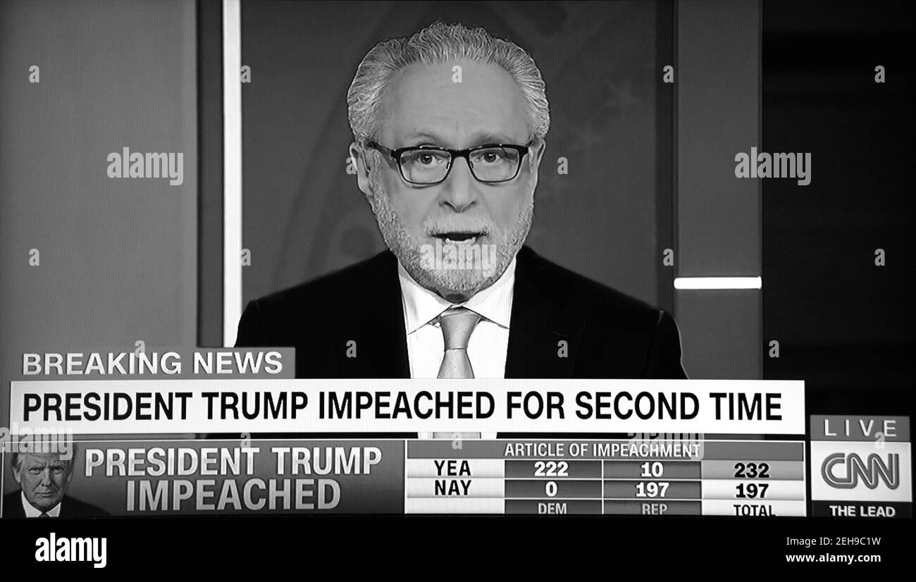 Une capture d'écran télévisée de l'ancre de CNN Wolf Blitzer annonçant que le président américain Donald Trump a été destitué pour la deuxième fois. Banque D'Images
