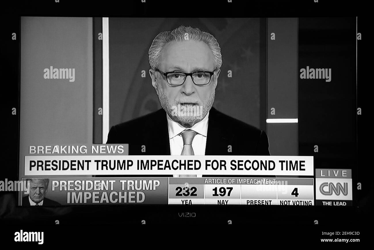 Une capture d'écran télévisée de l'ancre de CNN Wolf Blitzer annonçant que le président américain Donald Trump a été destitué pour la deuxième fois. Banque D'Images