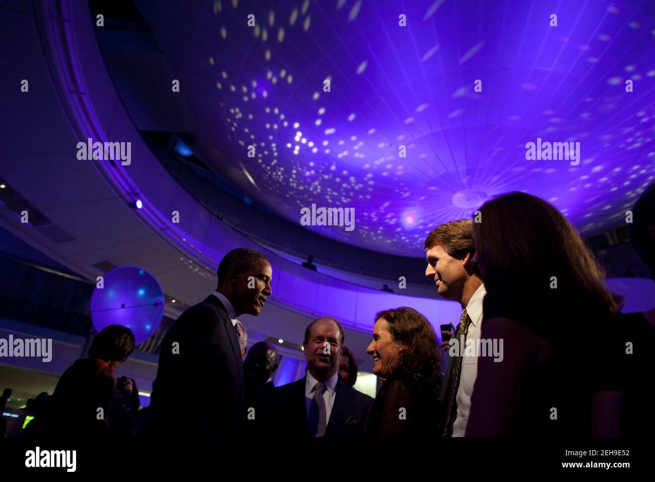 Le président Barack Obama et la première dame Michelle Obama saluent les invités lors d'une réception pour l'Assemblée générale des Nations Unies au Musée américain d'histoire naturelle, New York, N.Y., le 23 septembre 2010. Banque D'Images