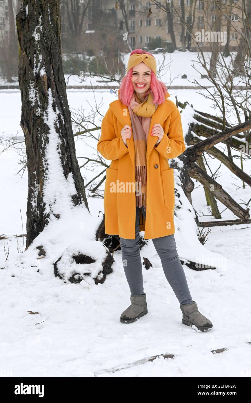 Berlin, Allemagne. 16 février 2021. L'actrice et auteure Susan Sideropoulos lors d'une promenade dans son quartier de Charlottenburg à Lietzensee. Le 2 mars, son livre "Rosarotes Glück. Mettez vos lunettes roses ! ». Credit: Jens Kalaene/dpa-Zentralbild/ZB/dpa/Alay Live News Banque D'Images