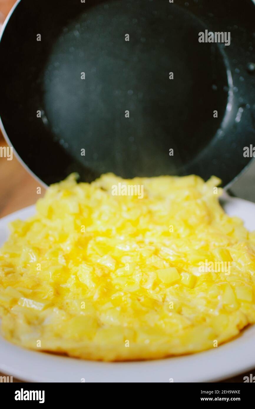 Préparation des œufs pour le petit déjeuner dans la cuisine maison. Banque D'Images