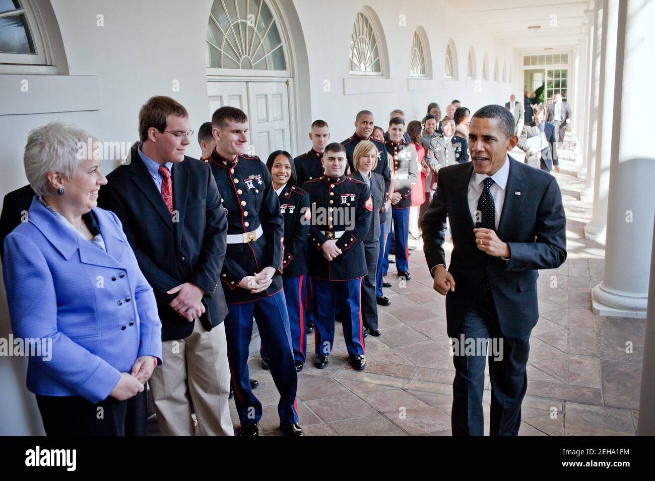 Le président Barack Obama passe le personnel du Bureau militaire de la ...