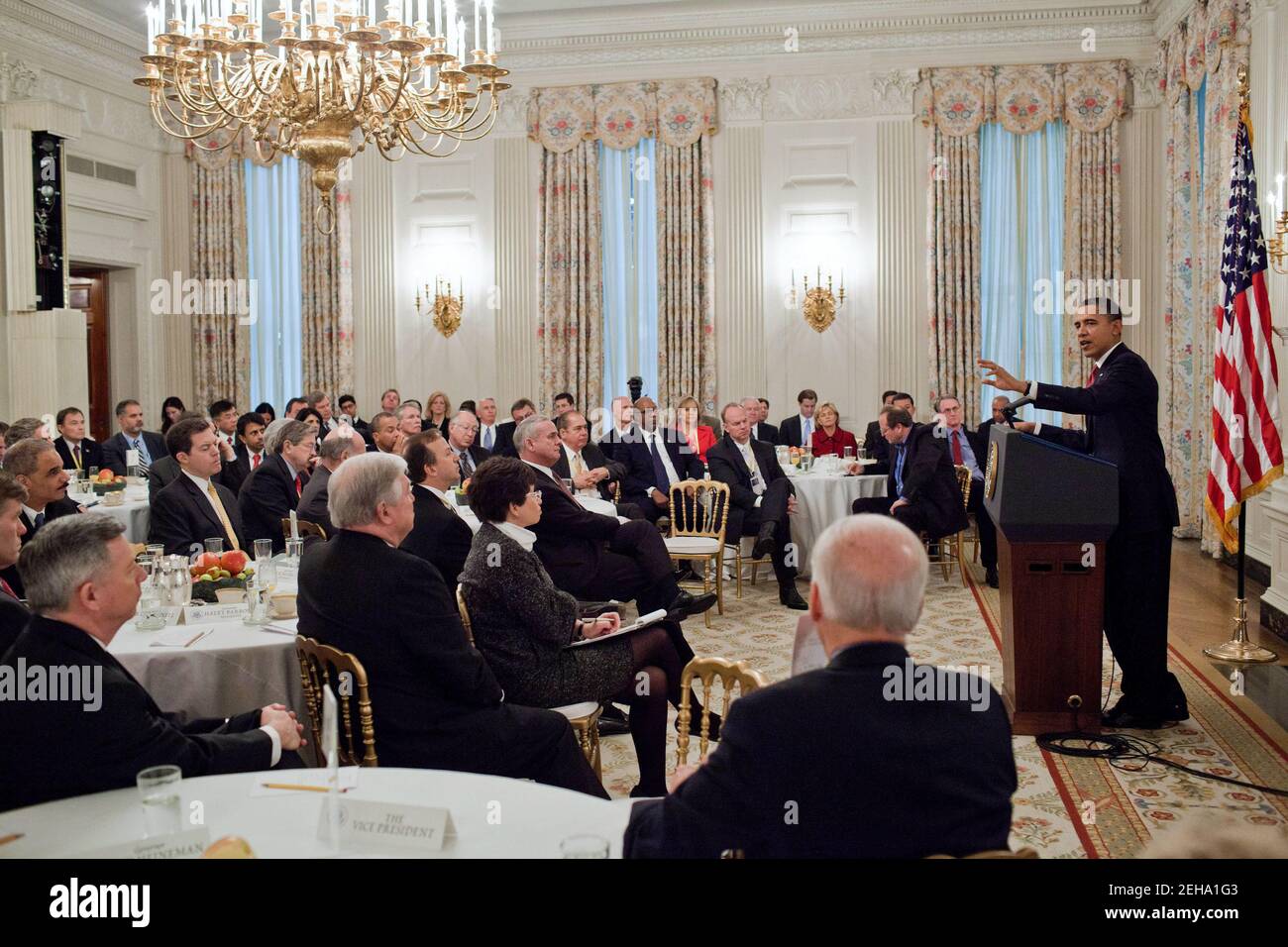 Le président Barack Obama répond aux questions lors d'une réunion avec un groupe bipartisan de gouverneurs dans la salle à manger de l'État de la Maison Blanche, le 28 février 2011. Banque D'Images