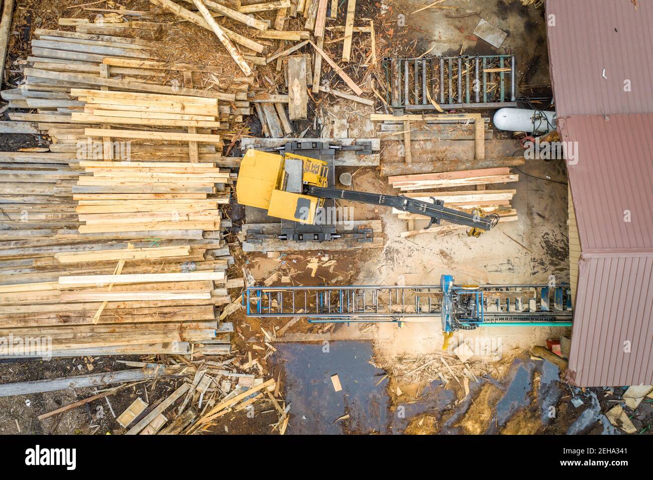 Vue aérienne de machinerie lourde et de piles de bois à la scierie de Mechanicsville, MD Banque D'Images