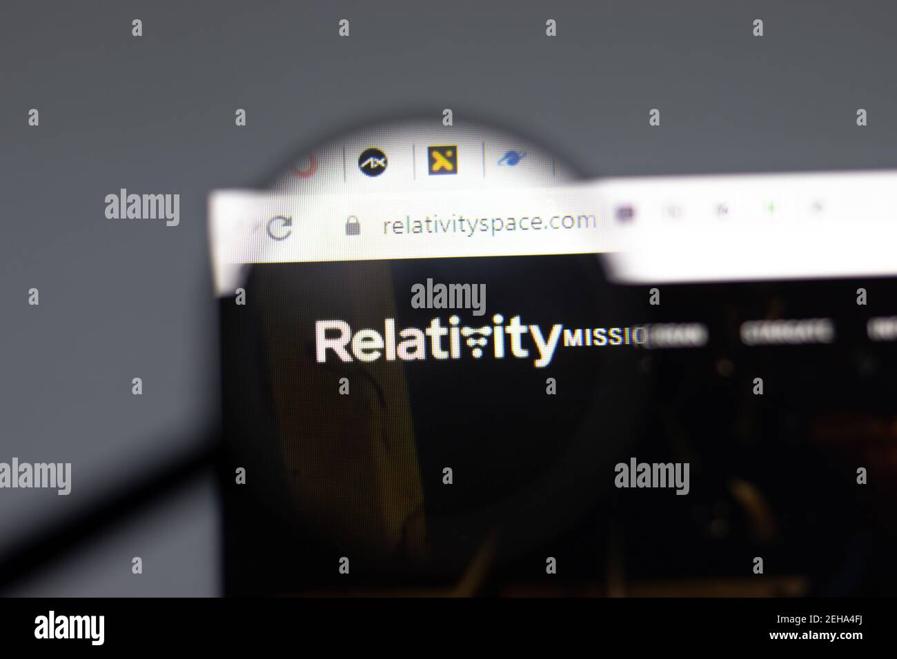New York, Etats-Unis - 15 février 2021: Site de l'espace de relativité dans un navigateur avec logo de la société, Editorial Banque D'Images