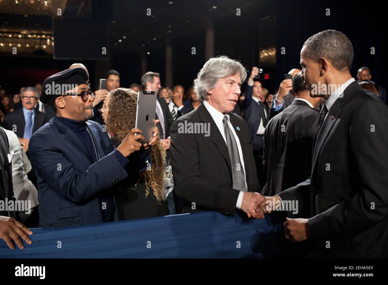 Le cinéaste Spike Lee utilise son iPad pour photographier le président Barack Obama alors qu'il accueille les invités du gala des prix Keepers of the Dream du réseau national d'action à New York, New York, le 6 avril 2011. Banque D'Images
