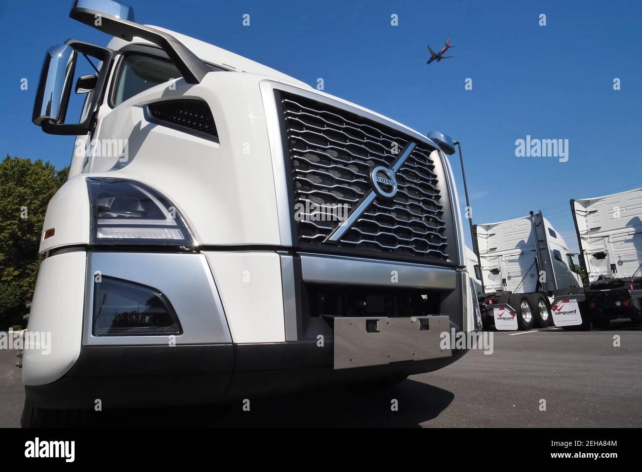 Moscou, Russie - 24 juin 2020 : un nouveau camion Volvo blanc près de la concession automobile. Banque D'Images