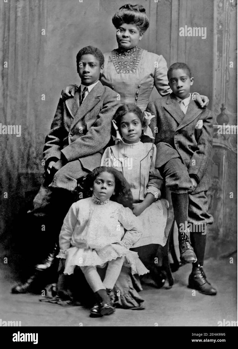 IDA B. WELLS (1862-1931) journaliste d'investigation américaine, éducatrice et l'une des fondatrices de l'ANACP avec ses enfants à Chicago en 1909. Ils sont de gauche: Charles, Ida (sur tabouret) Alfreda et Herman. Banque D'Images