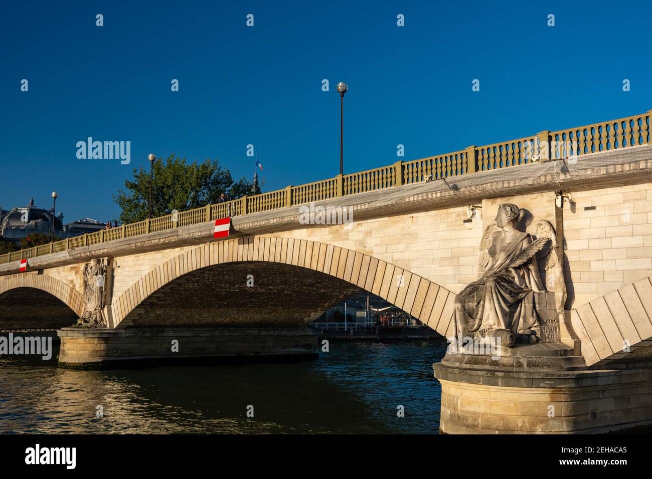 Paris, France - 29 août 2019 : statues et pont des Invalides à Paris, près du Grand Palais, construit en 1824 Banque D'Images