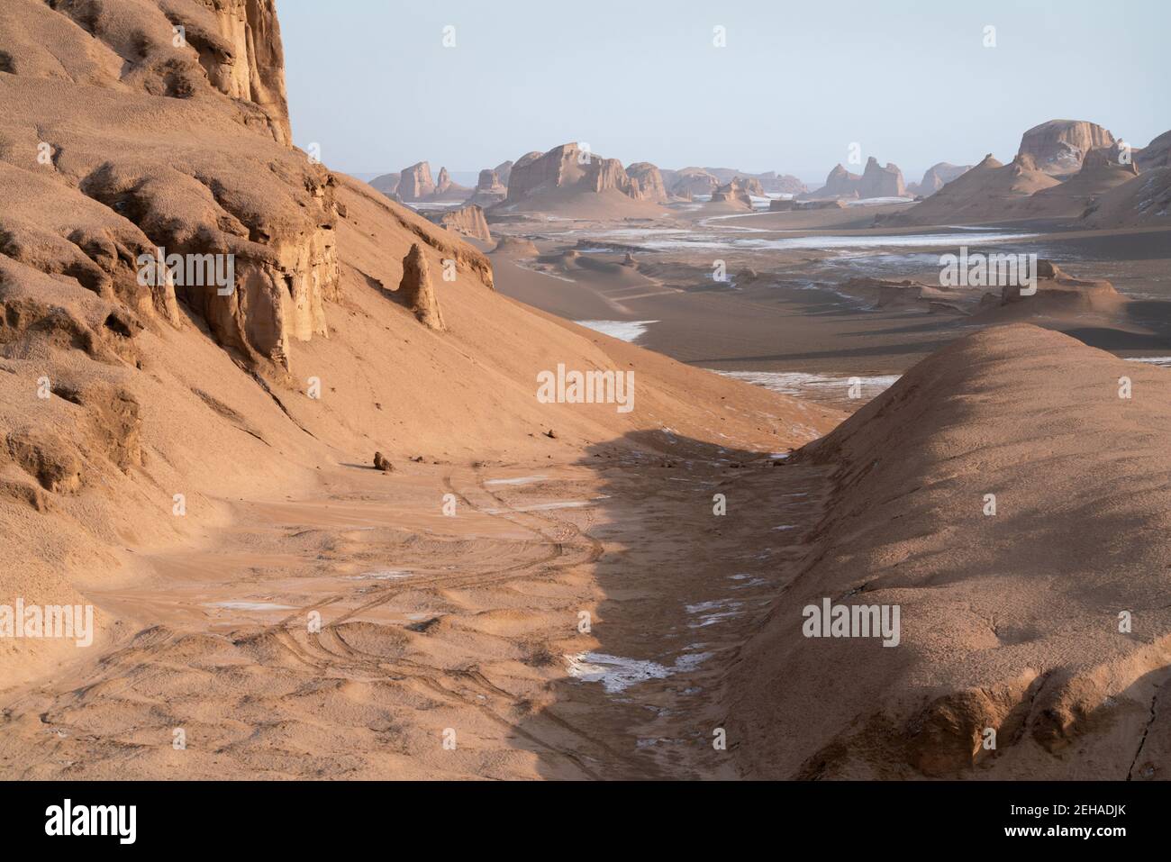 Tôt le matin dans le paysage bizzare du désert de LUT, l'endroit le plus chaud sur terre. Les formes géologiques de Bizzare proviennent du sable et de la terre. Banque D'Images