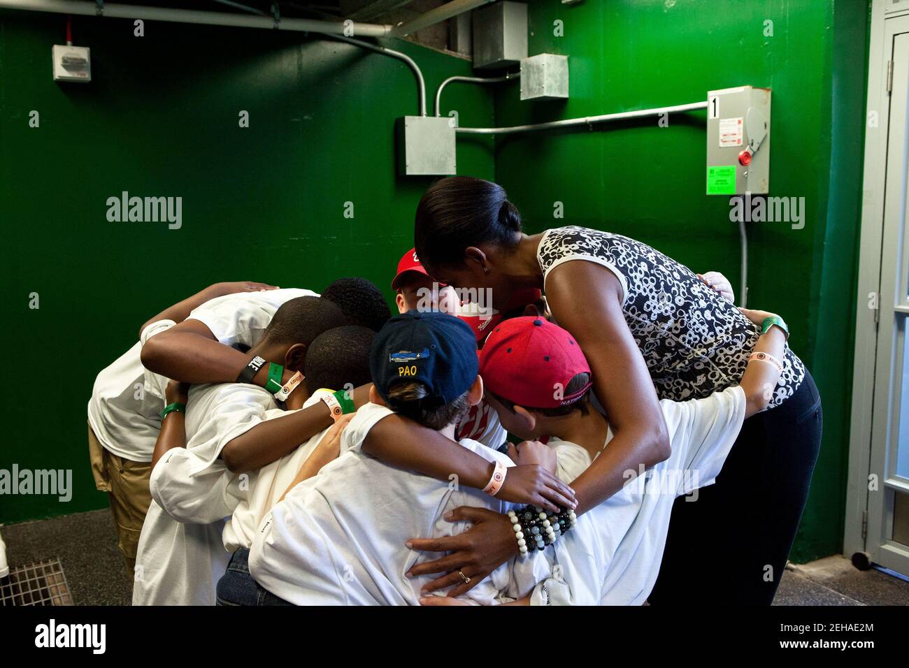 La première dame Michelle Obama rencontre des enfants lors d'un événement qui se joint aux Forces avec des familles militaires au parc national de Washington, D.C., le 5 juillet 2011. Banque D'Images