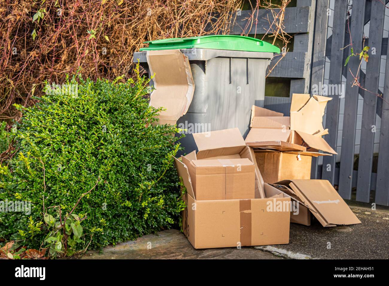 Excès de déchets d'emballage en carton en raison de l'augmentation des envois postaux Livraisons à la suite de la pandémie COVID-19 Banque D'Images