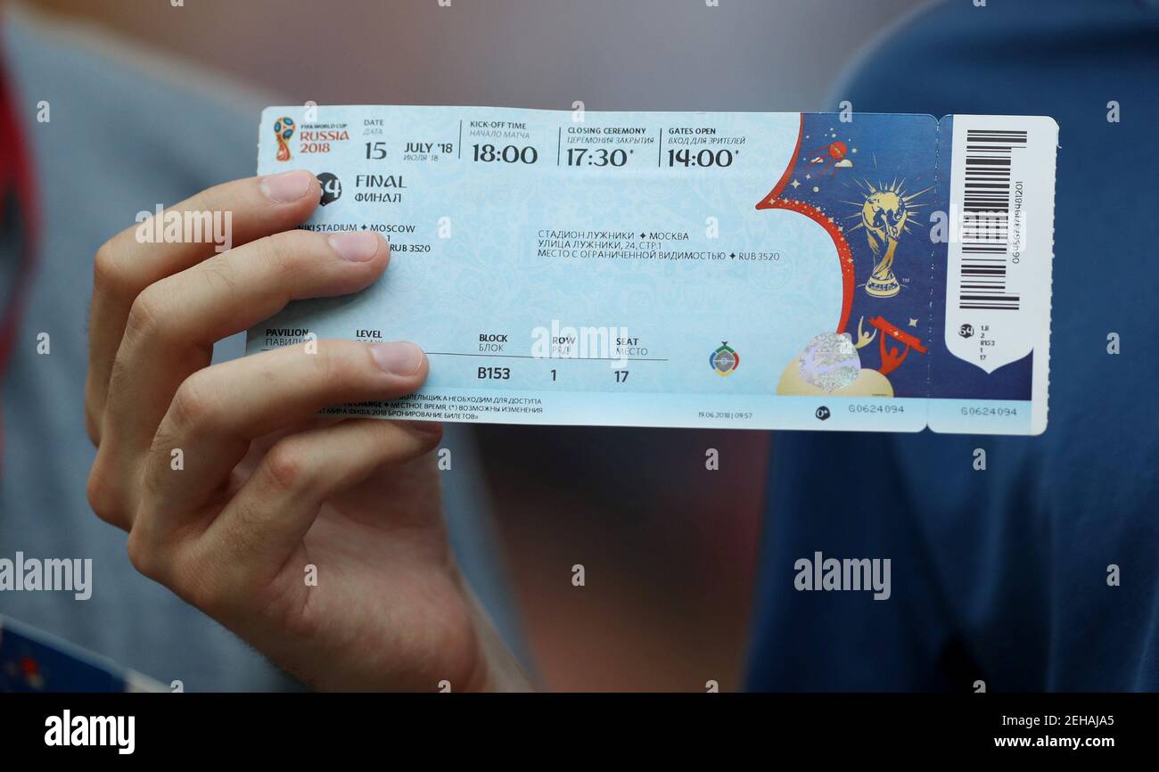 Football football - coupe du monde - finale - France v Croatie - Stade  Luzhniki, Moscou, Russie - 15 juillet 2018 Fan tient un billet de match  avant le match REUTERS/Carl Recine Photo Stock - Alamy