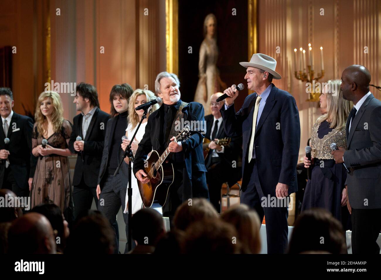 Les interprètes se réunissent sur scène pour la grande finale du concert "Country Music: In Performance at the White House" dans la salle est de la Maison Blanche, le 21 novembre 2011. Sur la photo, de gauche à droite : Lyle Lovett, Alison Krauss, The Band Perry, Kris Kristofferson, James Taylor, Caroline Taylor et Darius Rucker. Banque D'Images