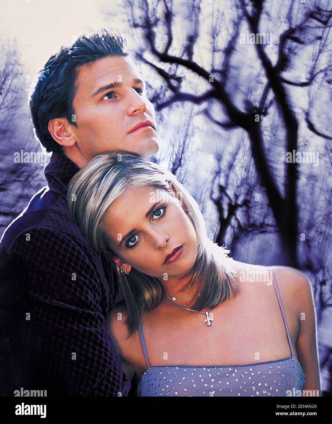 ÉTATS-UNIS. Sarah Michelle Gellar et David Boreanaz dans la série TV (C)WB  Television Network/ United Paramount Network: Buffy The Vampire Slayer  (1997C2003) . Complot : une jeune femme, destinée à tuer les