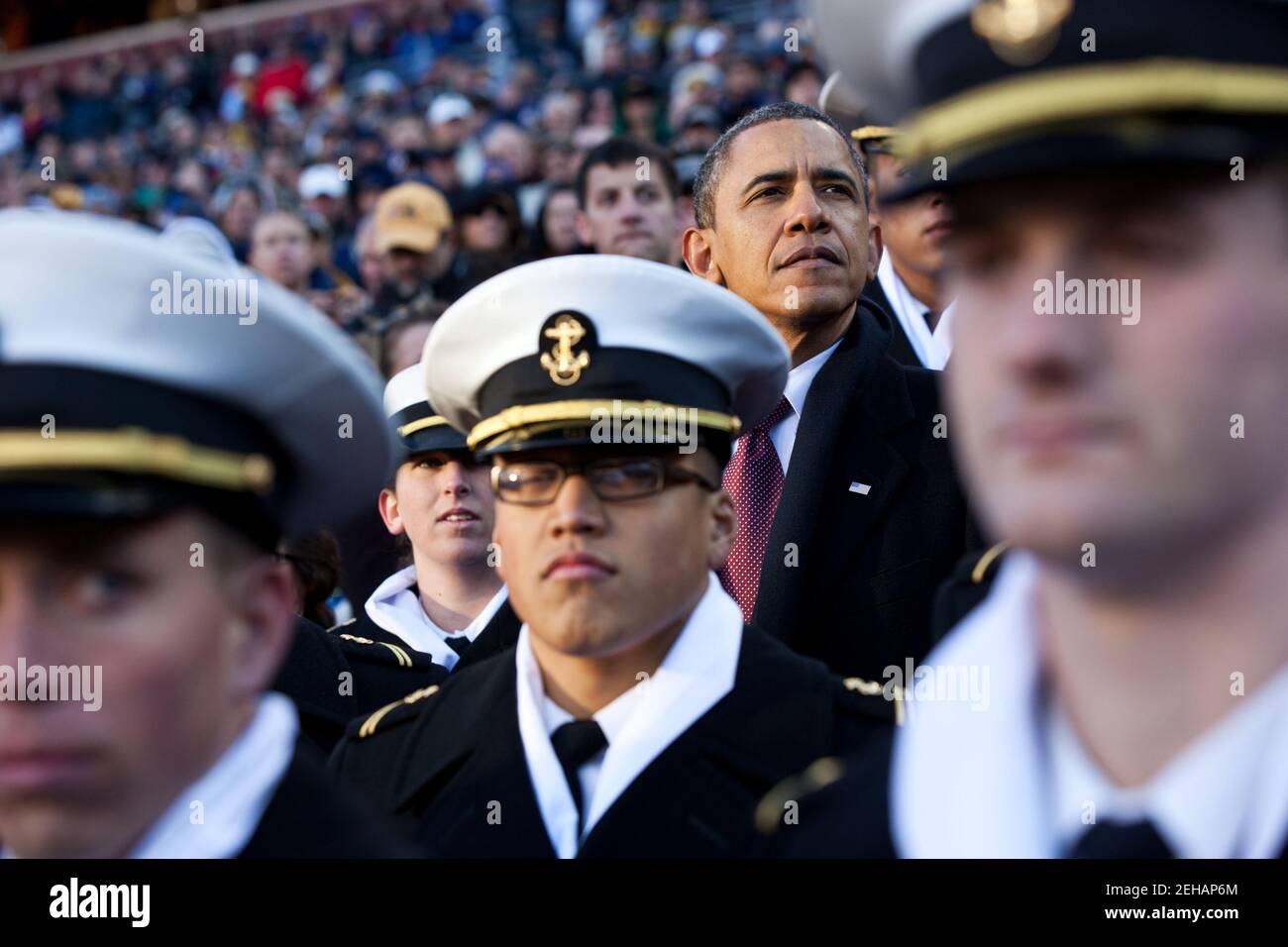 Le président Barack Obama regarde la première moitié du match annuel de football de l'Armée contre la Marine avec le midipman de l'Académie navale américaine à FedEx Field à Landover, Md., le samedi 10 décembre 2011. Banque D'Images