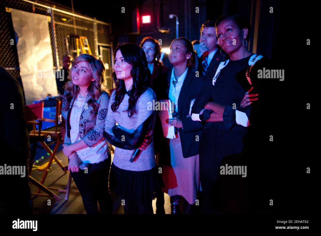 La première dame Michelle Obama regarde une performance en coulisses avec les acteurs iCarly Jennette McCurdy, à gauche, et Miranda Cosgrove et les membres de son personnel avant une projection iCarly à l'école secondaire Hayfield à Alexandria, en Virginie, le 13 janvier 2012. Mme Obama s’est jointe à l’émission iCarly de Nickelodeon lors d’une projection spéciale de « iMeet la première dame », un nouvel épisode mettant en vedette Mme Obama qui honore les enfants militaires américains. Banque D'Images