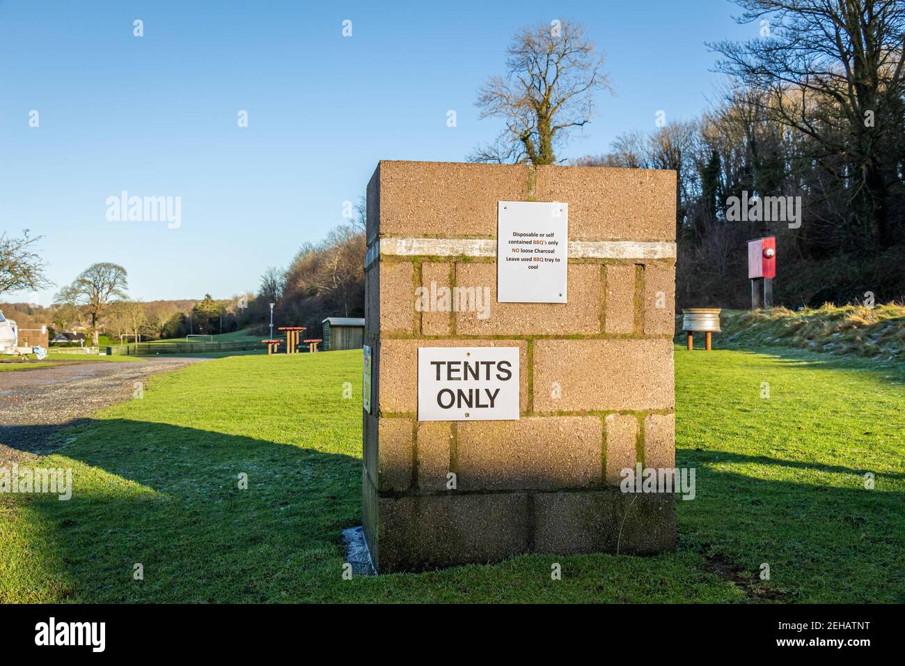 Les tentes ne s'signent que sur un mur d'un camping à Écosse Banque D'Images