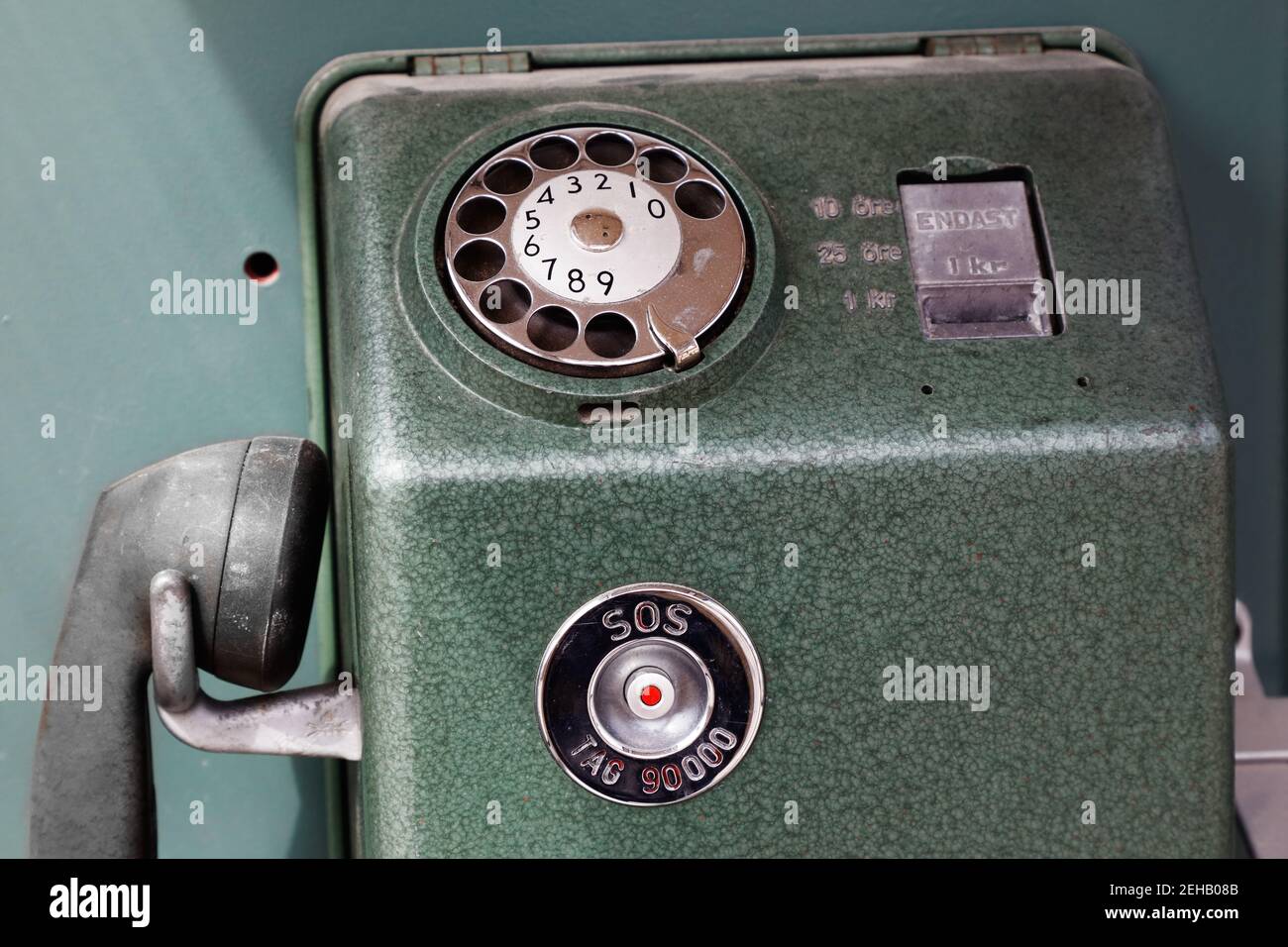 Téléphone payant suédois vintage des années 1960 à pièces Banque D'Images