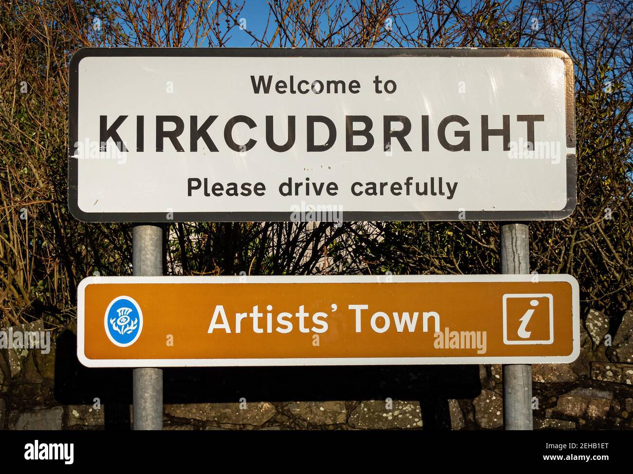 Kirkcudbright, Écosse - 28 décembre 2020 : bienvenue à Kirkcudbright, conduisez prudemment, panneau ville des artistes Banque D'Images