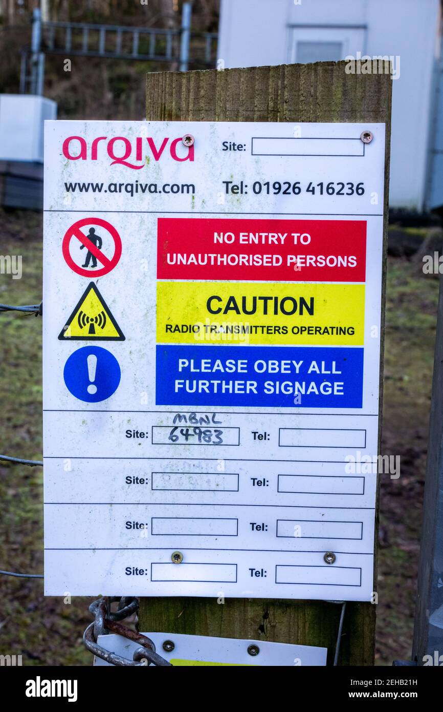 Kirkcudbright, Écosse - 28 décembre 2020: Arqiva attention Emetteurs radio mise en garde sur un portail métallique dans une tour de téléphone portable britannique Banque D'Images
