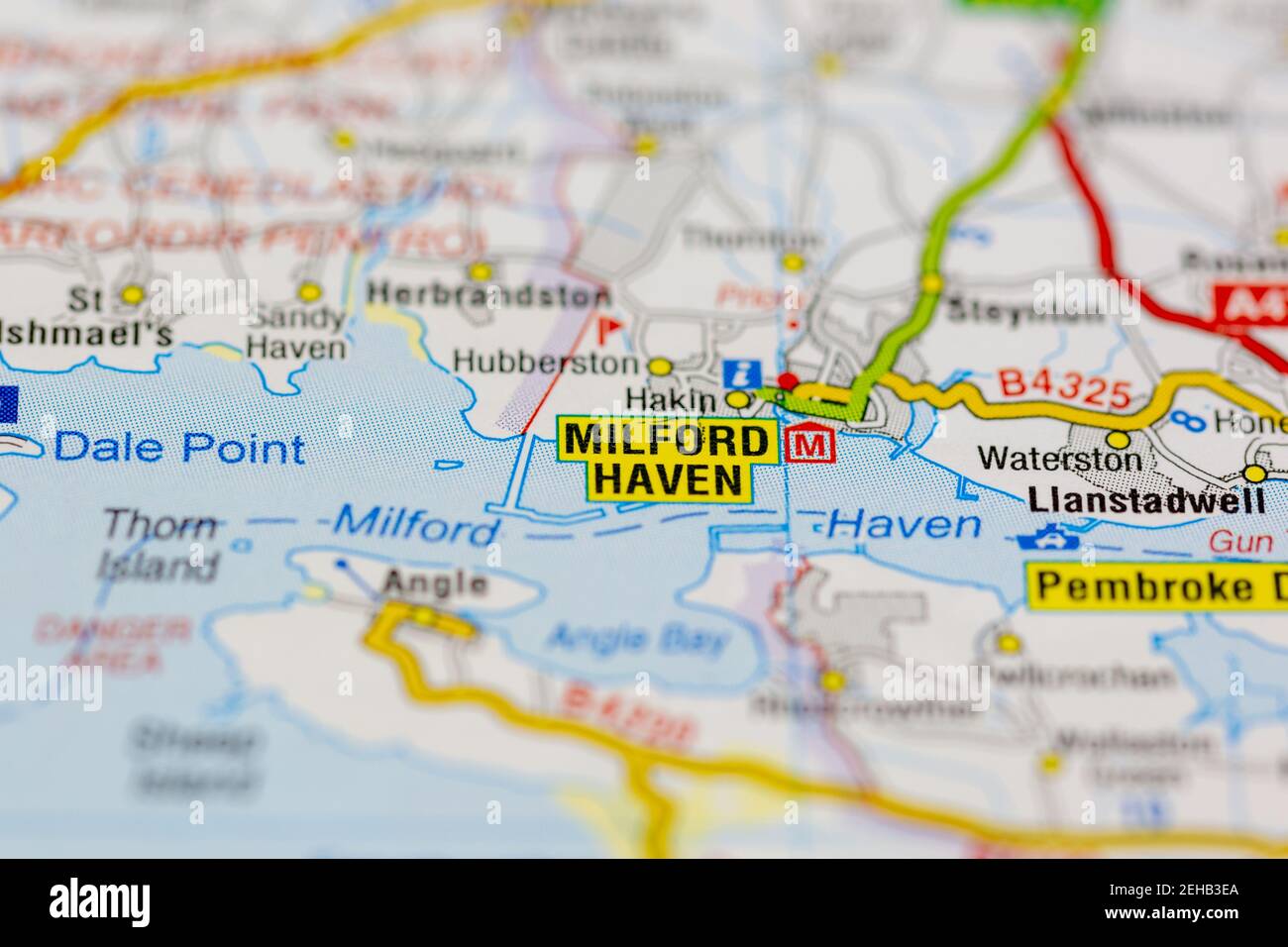 Milford Haven et les environs sont indiqués sur une carte routière Ou carte géographique Banque D'Images