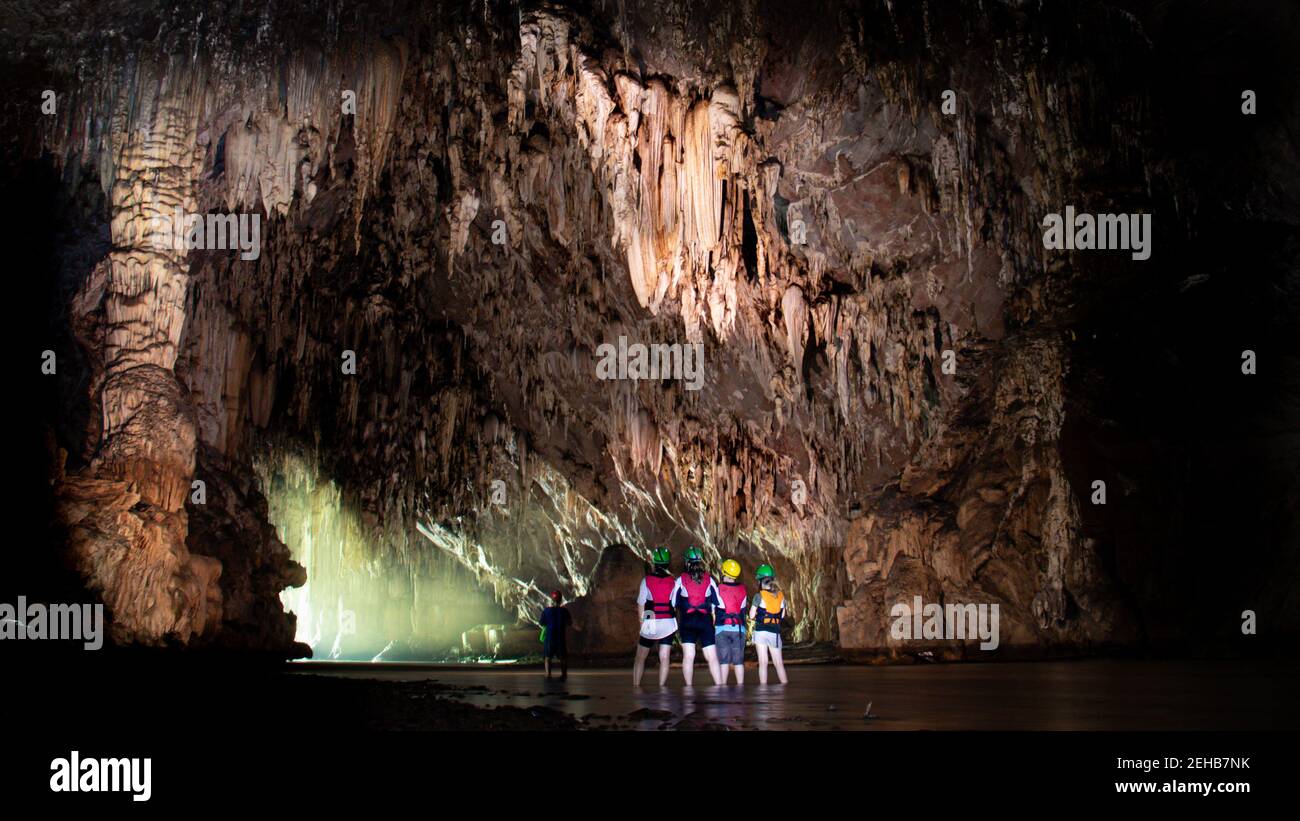 Thaïlande, grotte de Tham Lot - 4 jeunes debout dans la rivière traversant l'impressionnante grotte de Tham Lot dans le nord de la Thaïlande. Vous pouvez prendre un voyage thro Banque D'Images