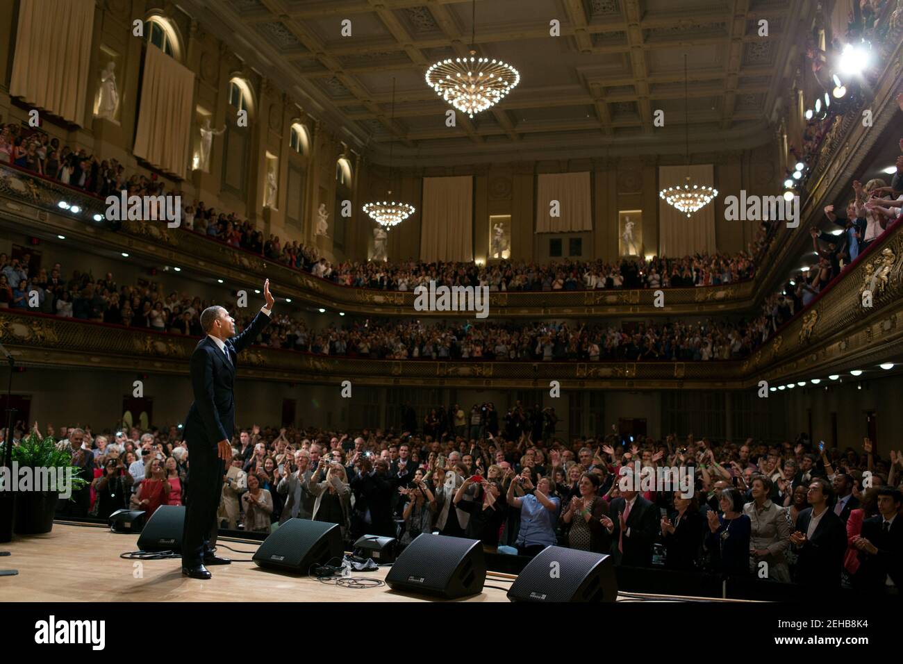 Le président Barack Obama renonce au public après avoir prononcé un discours au Symphony Hall de Boston, Massachusetts, le 25 juin 2012. Banque D'Images