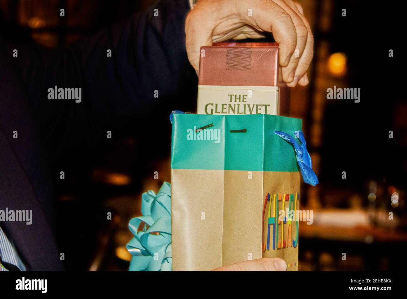 03 07 2019 Tulsa États-Unis Mans lève-mains en boîte De Glenlivet single malt whisky de sac-cadeau que Dit Cheers - bokeh nuit restaurant back-gr Banque D'Images