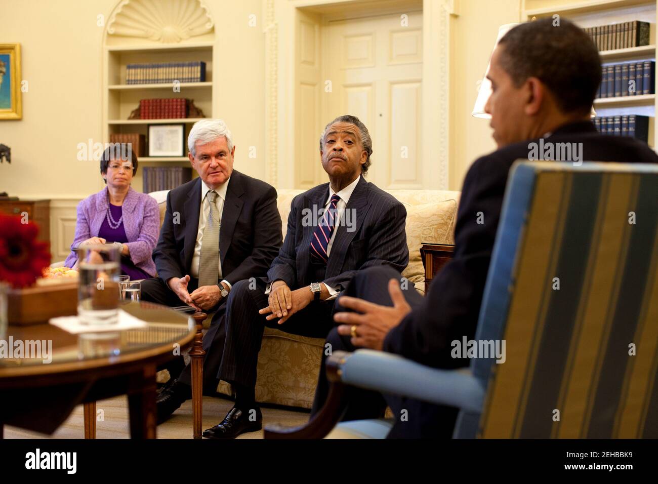 Le président Barack Obama, la droite, se réunit dans le bureau ovale avec le Révérend Al Sharpton et ancien président de la Chambre Newt Gingrich pour discuter de la réforme de l'éducation le 7 mai 2009. À gauche est conseiller principal Valerie Jarrett. Photo Officiel de la Maison Blanche par Pete Souza. Officiel de la Maison Blanche cette photographie est mis à disposition pour publication par les organismes de presse et/ou pour un usage personnel l'impression par le sujet(s) de la photographie. La photo peut ne pas être manipulé ou utilisé de quelque façon que ce soit dans les matériaux, les publicités, les produits ou promotions n'en aucune façon suggérer l'approbation ou l'approbation du président, Banque D'Images