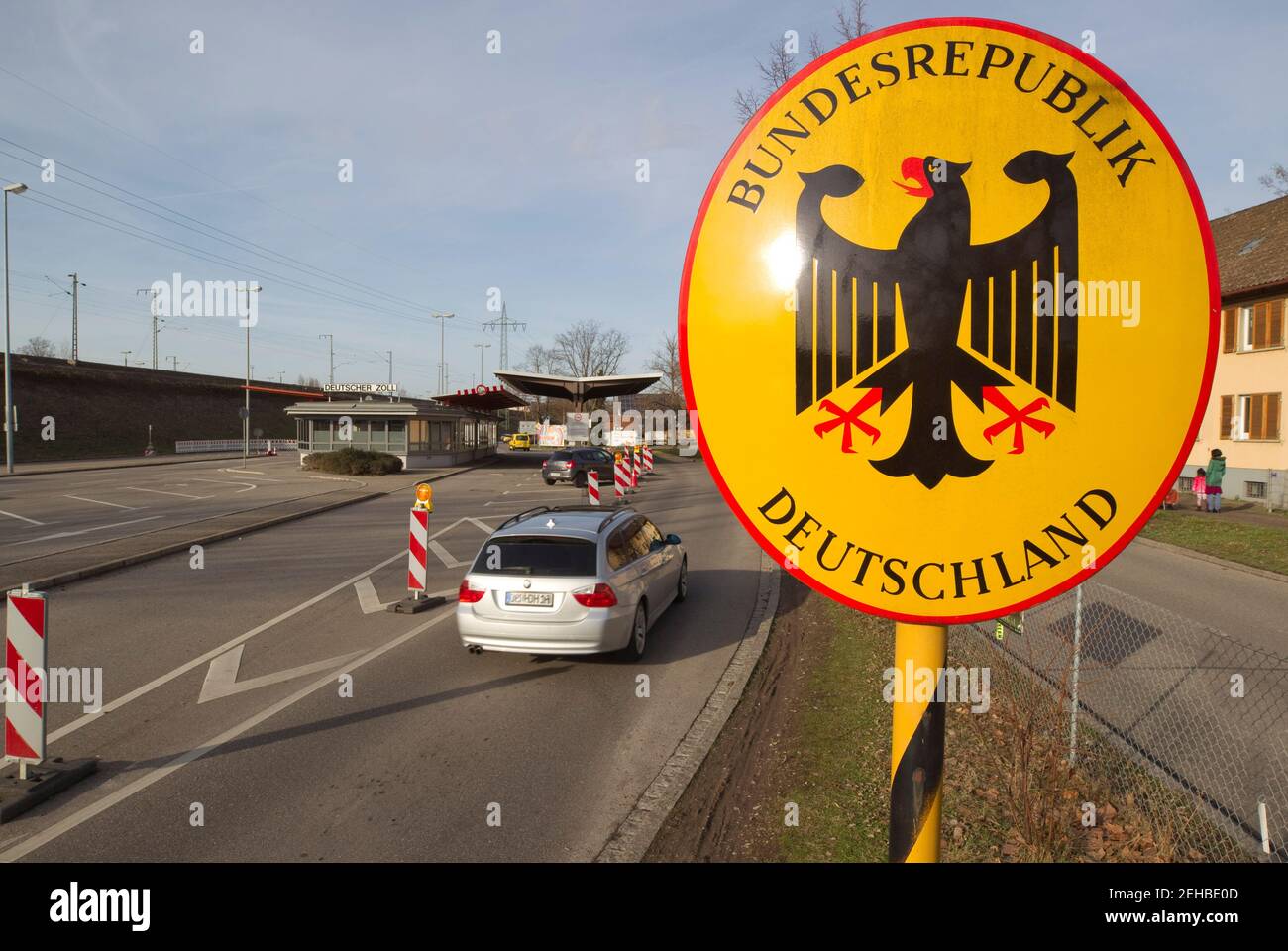 Weil am Rhein, Allemagne - 19 février 2021 : frontière germano-suisse à  Weil am Rhein/Bâle. Grenze, Grenzübergang, Schweiz, Zoll, Douanes, Douane,  Dogana, Union européenne, Schengen, trafic, Verkehr, frontière, Allemagne,  frontières, Grenzen, UE,