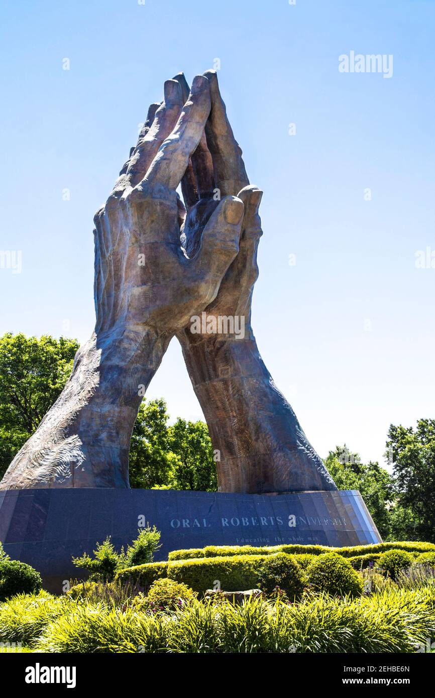 6-10-2020 Tulsa OK statue de main de prière géante dans le parc à Oral Roberts University - Educating the Whole Man écrit dessus base Banque D'Images
