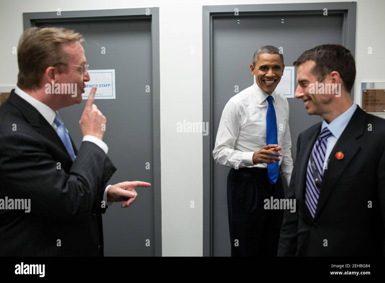 Le président Barack Obama plaisante avec Robert Gibbs et David Plouffe dans les coulisses avant le début du troisième débat présidentiel avec le candidat du GOP Mitt Romney, à l'Université Lynn à Boca Raton, Floride, le 22 octobre 2012. Banque D'Images