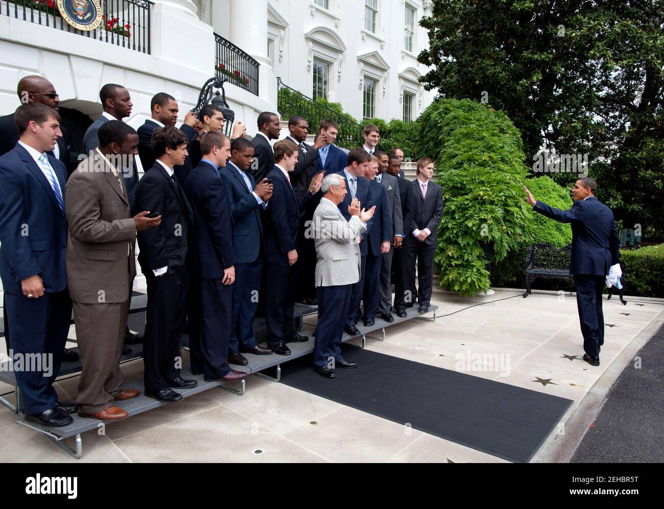 Le président Barack Obama des courbes pour coach Roy Williams et l'Université de Caroline du Nord 2009 NCAA Men's Basketball Champions à l'issue d'une cérémonie à l'équipe du portique sud de la Maison Blanche le 11 mai 2009. Photo Officiel de la Maison Blanche par Pete Souza. Officiel de la Maison Blanche cette photographie est mis à disposition pour publication par les organismes de presse et/ou pour un usage personnel l'impression par le sujet(s) de la photographie. La photo peut ne pas être manipulés ou utilisés dans des matériaux, des publicités, produits, promotions ou de quelque façon que suggérer l'approbation ou l'approbation de la pré Banque D'Images
