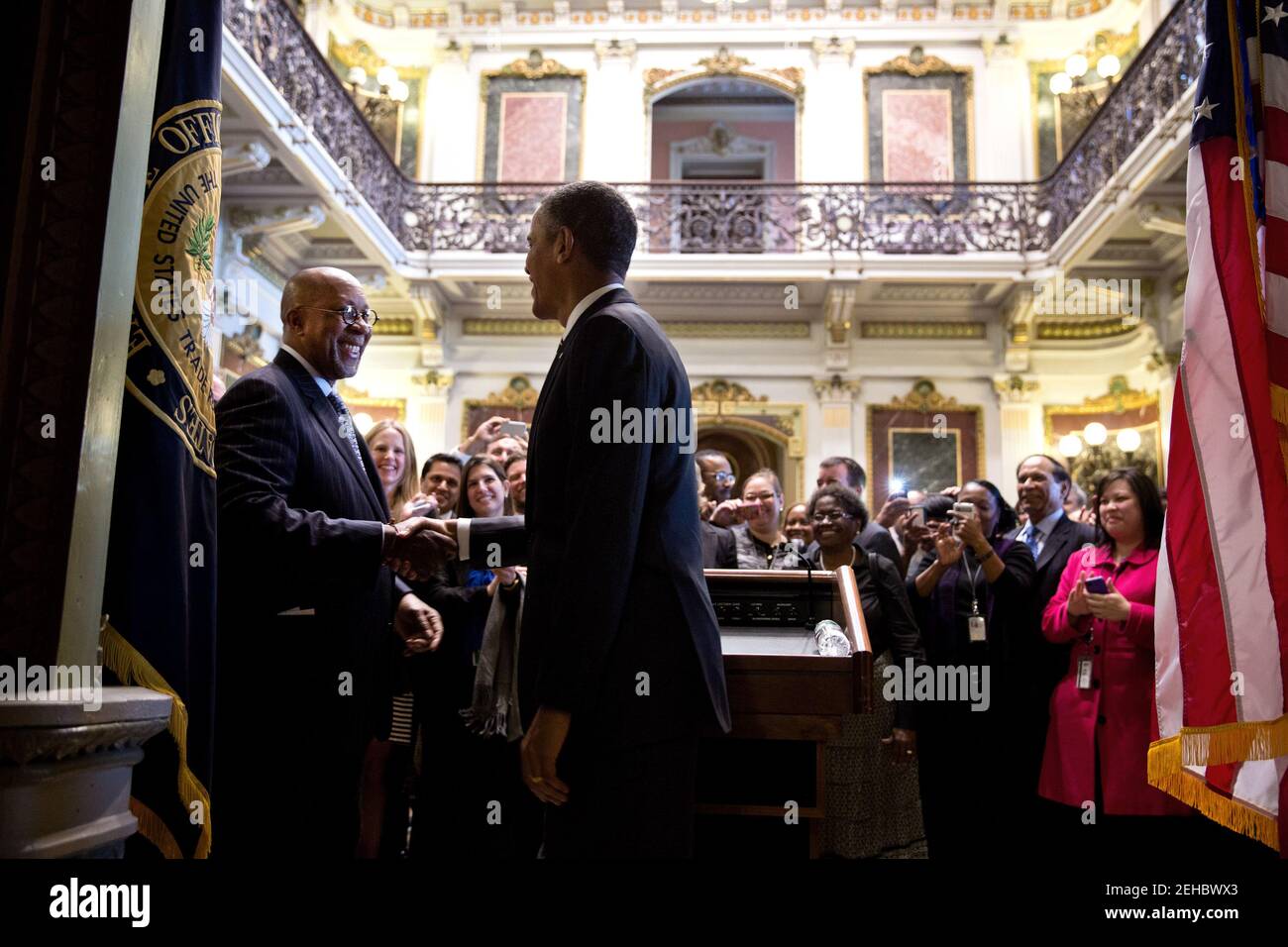 Le président Barack Obama se présente lors d'une réception d'adieu pour le représentant américain au commerce Ron Kirk dans la salle des traités indiens du bureau exécutif Eisenhower à la Maison Blanche, le 25 février 2013. Banque D'Images