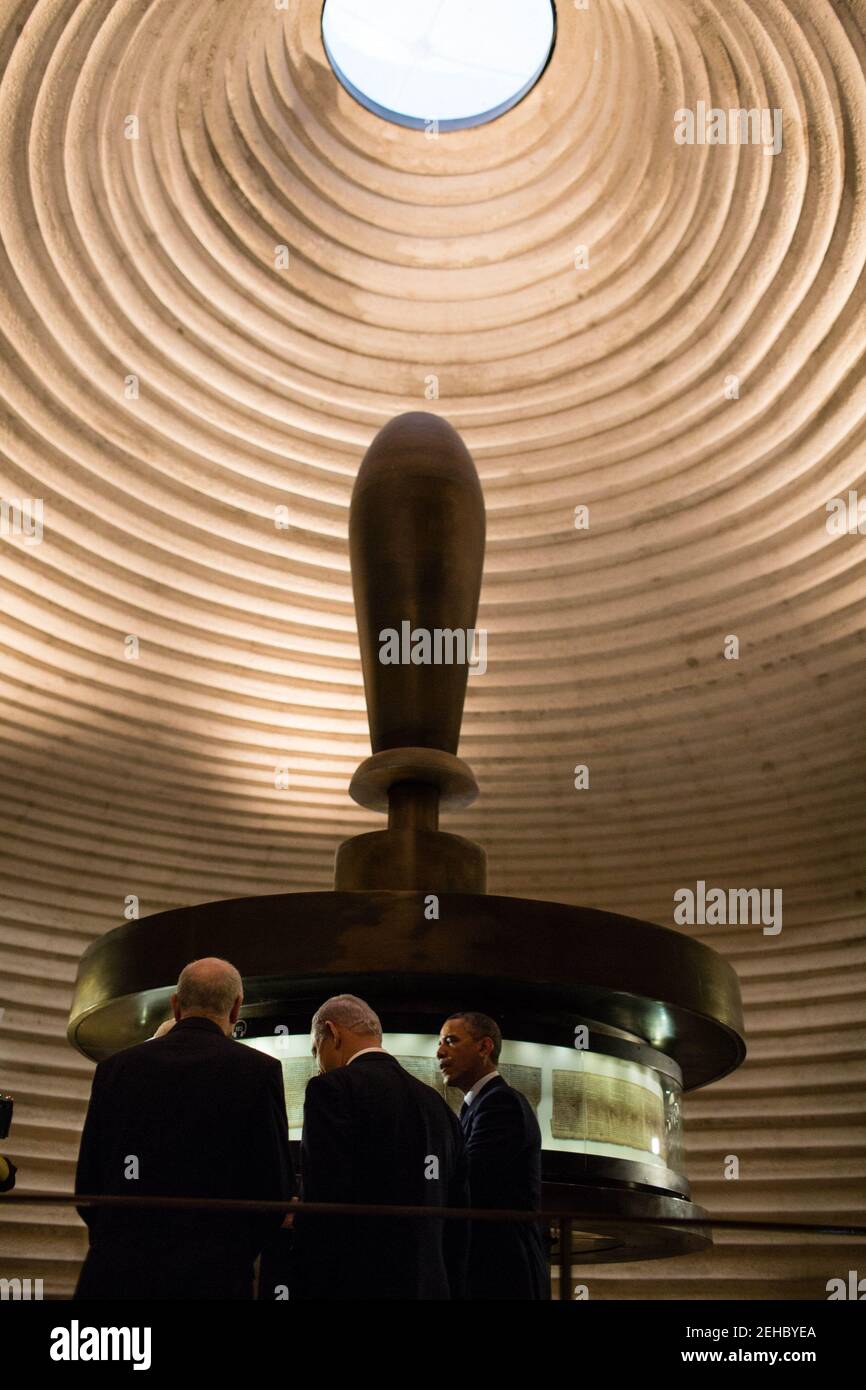 Le président Barack Obama voit les manuscrits de la mer Morte au Musée d'Israël à Jérusalem, le 21 mars 2013. Banque D'Images