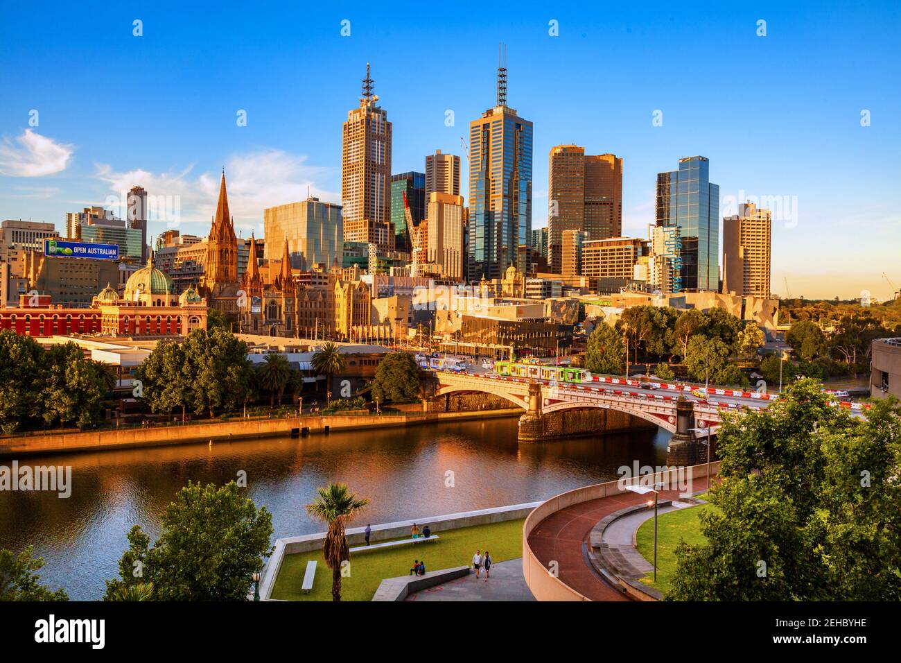 Melbourne, l'après-midi d'été léger : vue sur la rivière Yarra jusqu'au pont Princes Bridge et Federation Square. Banque D'Images