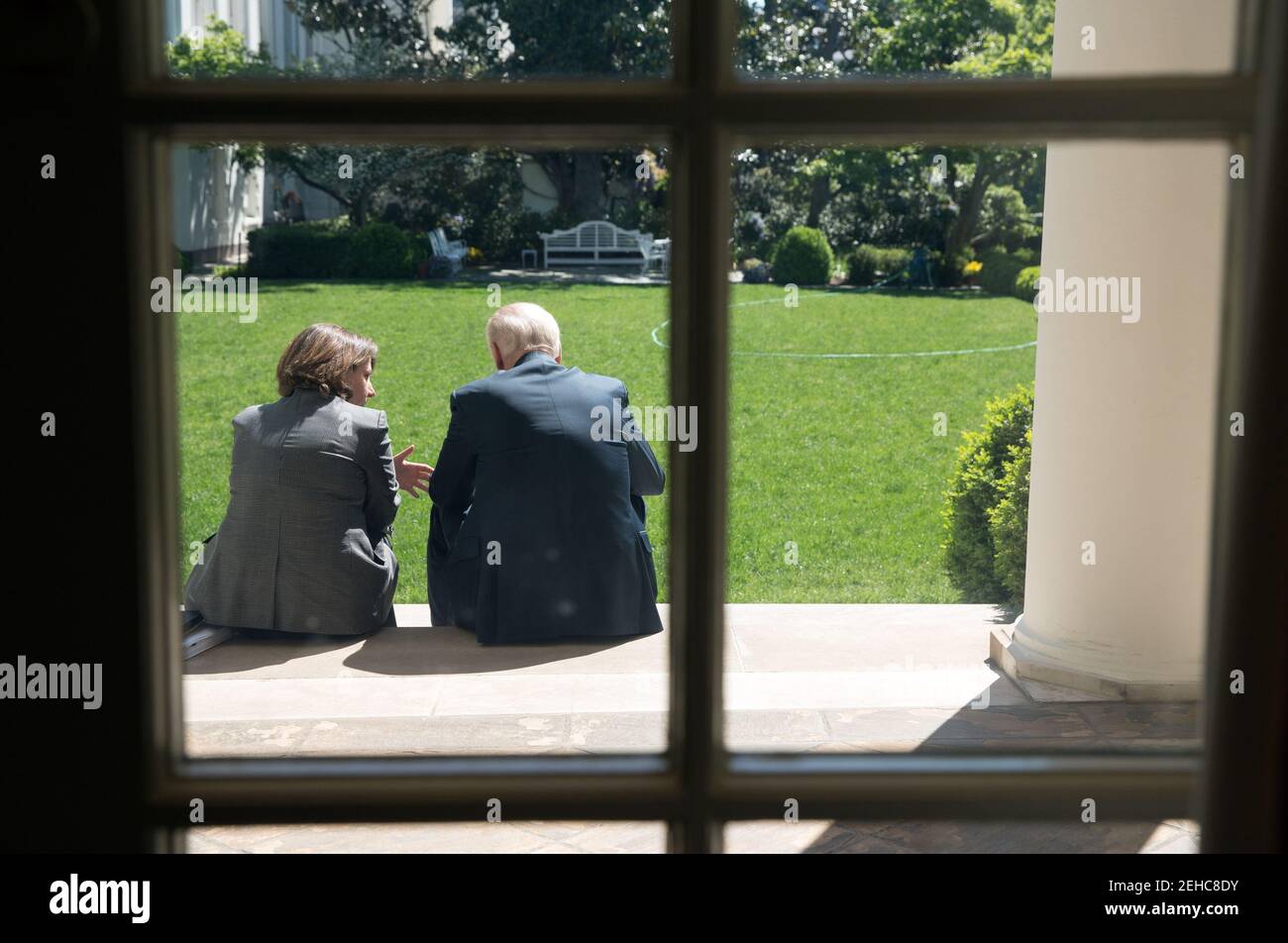 Le vice-président Joe Biden s'entretient avec Lisa Monaco, assistante du président pour la sécurité intérieure et la lutte contre le terrorisme, dans le jardin des roses de la Maison Blanche, le 1er mai 2013. Banque D'Images