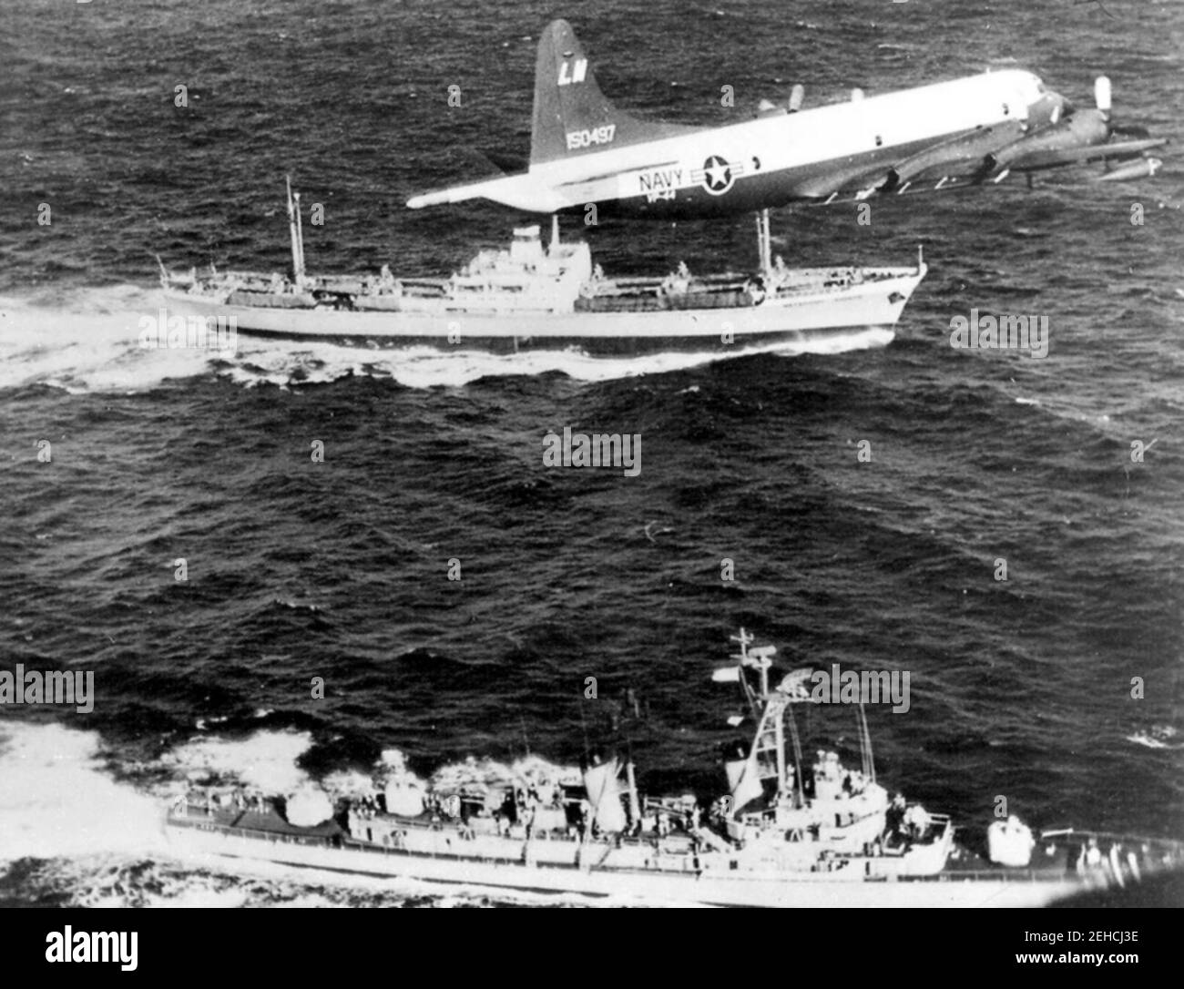 P-3A VP-44 sur USS Barry (DD-933) et Metalurg Anosov pendant la crise des missiles cubains 1962. Banque D'Images