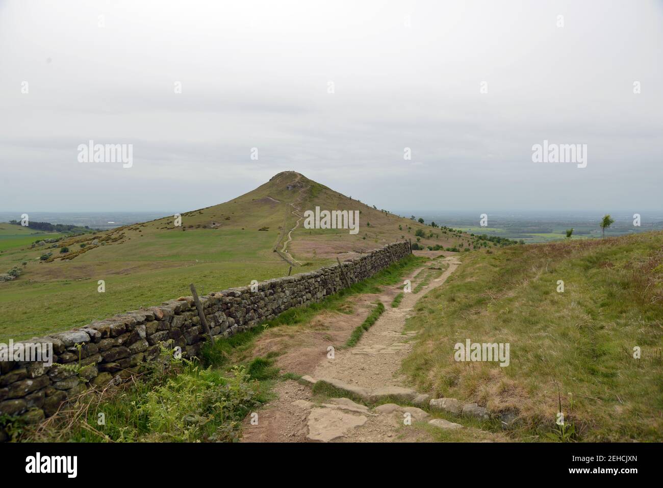 Promenade panoramique jusqu'à Roseberry Topping, près de Great Ayton, North Yorkshire, Angleterre, Royaume-Uni Banque D'Images