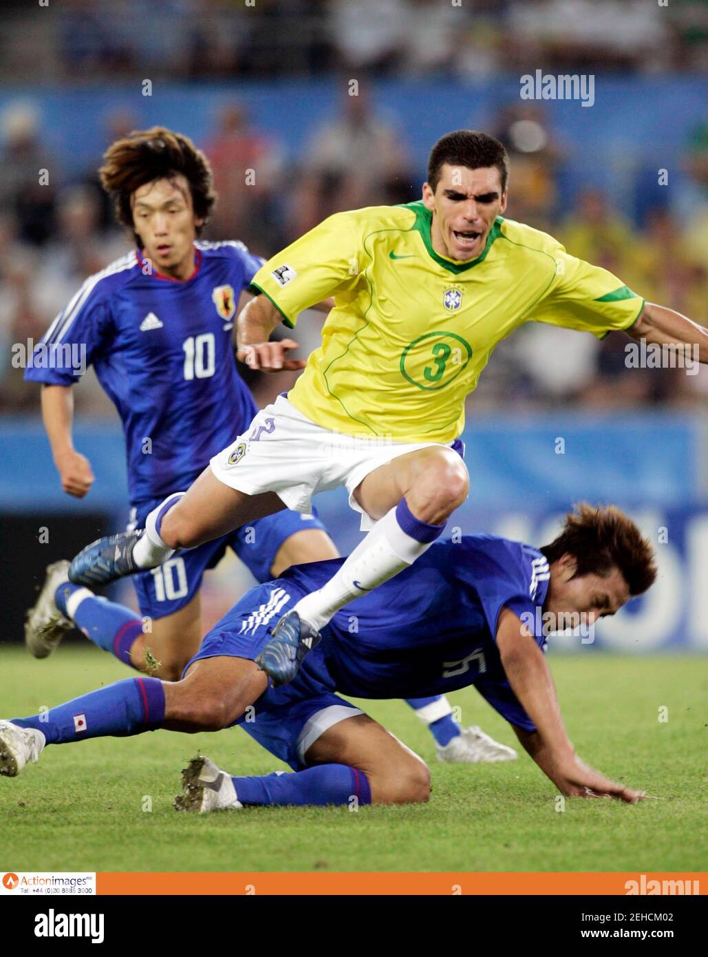 Football - Brésil / Japon coupe des Confédérations de la FIFA Allemagne  2005 Groupe B - Stade de Cologne - 22/6/05 le brésilien Lucio est abordé  par le Japon Takashi Fukunishi crédit